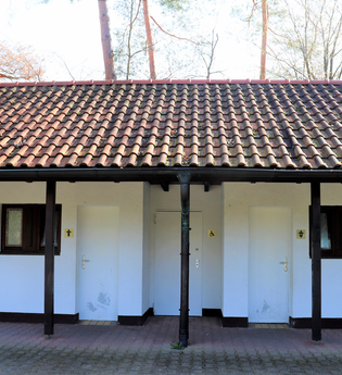 Gebäude der öffentlichen Toiletten im Tierpark