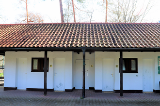 Gebäude der öffentlichen Toiletten im Tierpark
