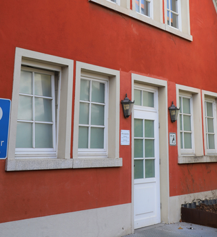 Öffentliche Toilette in einem roten Haus