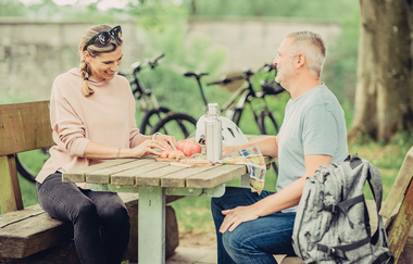 Zwei Radfahrer, ein Mann und eine Frau, machen Pause an einem Rastplatz. | © Touristikgemeinschaft HeilbronnerLand