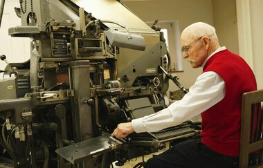 Museumsleiter Horst Wagner bedient die Setzmaschine.