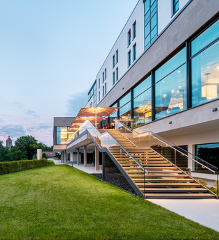 Außenanlage Panoramahotel Waldenburg | © Touristikgemeinschaft Hohenlohe e. V. |  Panoramahotel Waldenburg – Mellenthin
