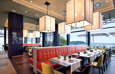 Das Restaurant ist mit roten Sitzbänken und modernen Stühlen und Leuchten ausgestattet | © Touristikgemeinschaft Hohenlohe e. V. |  Panoramahotel Waldenburg – Mellenthin