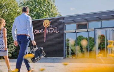 Paar läuft auf Eingang der Saunalandschaft parc vital zu | © Stadtwerke Crailsheim
