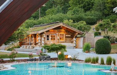 Blick auf ein Wasserbecken sowie ein Sauna-Gebäude | © Stadtwerke Crailsheim