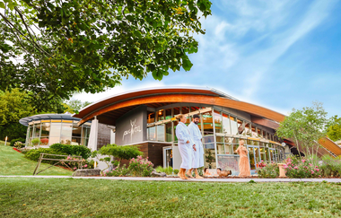 Zwei Personen im Bademantel laufen im Freien | © Stadtwerke Crailsheim