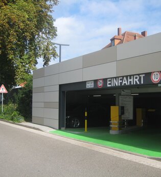 Einfahrtsbereich Parkhaus Grabengasse mit Schranken