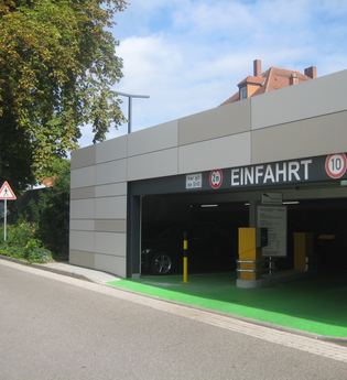 Einfahrtsbereich Parkhaus Grabengasse mit Schranken
