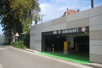 Einfahrtsbereich Parkhaus Grabengasse mit Schranken