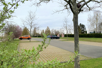 Parkplätze vor dem Friedhof