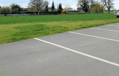 Parkplätze am Feld bei dem Friedhof