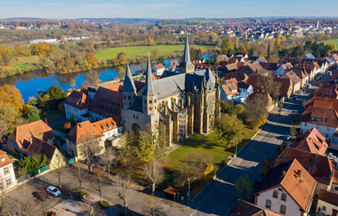 Blick von oben auf die Ritterstiftskirche und den Lindenplatz | © Stadt Bad Wimpfen