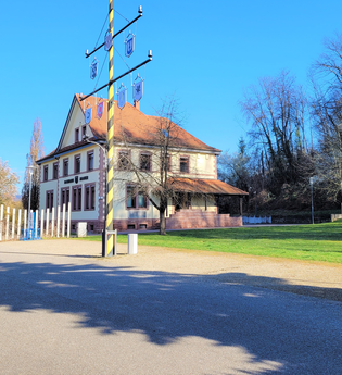 Parkmöglichkeiten vor dem Rathaus