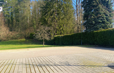 Parkplätze am Rathaus in Mauer mit dahinter liegender Grünfläche