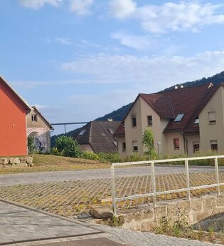 Parkplatz am ZOE (Zentrum Offen Evangelisch) in Braunsbach | © Hohenlohe + Schwäbisch Hall Tourismus e. V.
