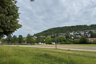 Der Parkplatz ist asphaltiert und geschottert. | © Touristikgemeinschaft Hohenlohe e. V. | Marion Schlund