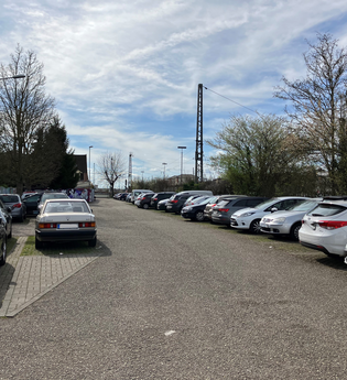 Parkplatz voller Autos