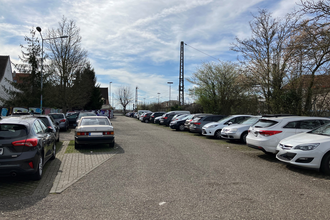 Parkplatz voller Autos