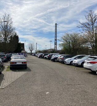 Parkplatz voller Autos