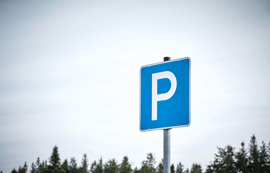 Ein blaues Parkplatzschild vor Wald und Himmel | © TMBW