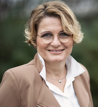 Petra Wagner Porträt mit einladendem Lächeln | © Petra Wagner