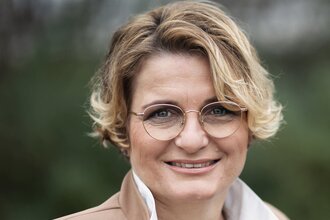 Petra Wagner Porträt mit einladendem Lächeln | © Petra Wagner