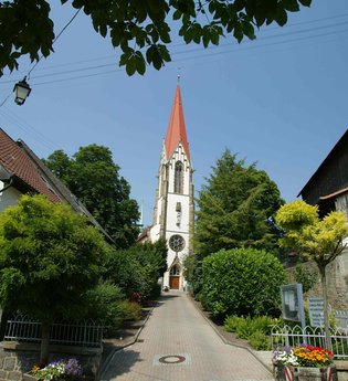 Pfarr- und Wallfahrtskirche St. Johannes Baptist in Hirschberg-Leutershausen