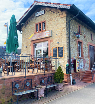 Außenansicht der Pizzeria Bella Marina in Mauer mit Terrasse