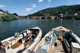 Boote auf dem Neckar. Im Hintergrund Alte Brücke und Schloss | © Bootsfahrt Heidelberg