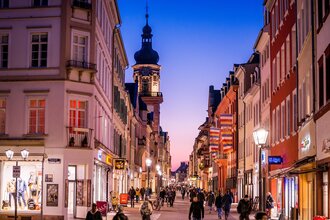 Heidelberger Altstadt am Abend in der Hauptstraße vor der Providenzkirche | © Heidelberg Marketing GmbH / Tobias Schwerdt