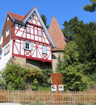 Schwaigern Stadtmauer Rundweg Stelen Hexenturm | HeilbronnerLand | © Stadt Schwaigern