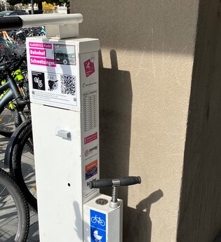 Radservicestatation neben Fahrrädern