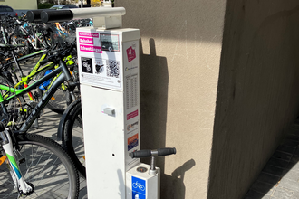 Radservicestatation neben Fahrrädern