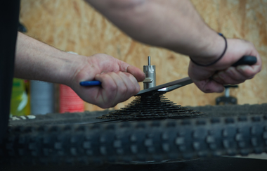 Radwerk Hall GmbH_Fahrradwerkstatt_Schraubarbeiten am Rad eines Fahrrads | © Radwerk Hall GmbH