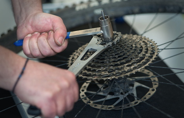 Radwerk Hall GmbH_Fahrradwerkstatt_Wartungsarbeiten mit Werkzeug | © Radwerk Hall GmbH