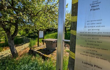 Rastplatz am Fleiner Rundwanderweg im Deinenbachtal | © Touristikgemeinschaft HeilbronnerLand