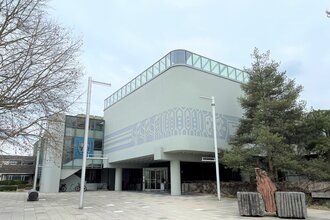 Gebäude des Rathauses Walldorf mit Bäumen