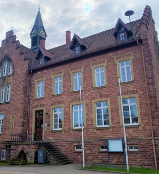 Außenansicht des Rathauses in Wiesenbach