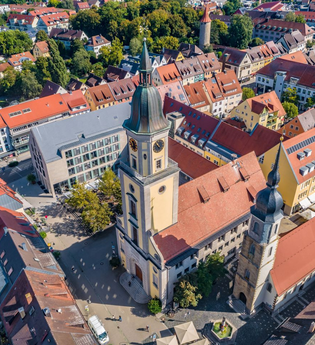 Luftbild mit Blick auf das Crailsheimer Rathaus und den Rathausturm | © Patrick Ortner | Stadtverwaltung Crailsheim