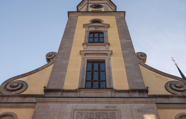 Blick von unten hinauf zum Rathausturm | © Stadtverwaltung Crailsheim