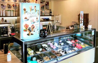 Eis Theke mit verschiedenen Eissorten