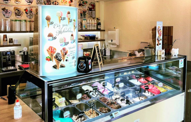 Eis Theke mit verschiedenen Eissorten