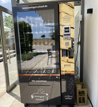 Weinautomat aus frontaler Sicht | © Touristikgemeinschaft HeilbronnerLand