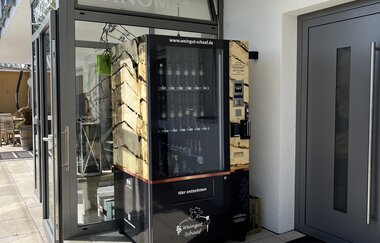 Sicht auf Weinautomat links davon ist der Eingang zur Vinothek Weingut Schaaf | © Touristikgemeinschaft HeilbronnerLand