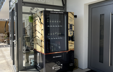 Sicht auf Weinautomat links davon ist der Eingang zur Vinothek Weingut Schaaf | © Touristikgemeinschaft HeilbronnerLand