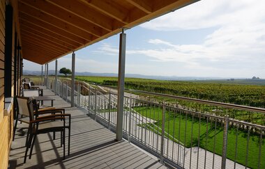 Aussicht auf die Weintäler mit Stühlen | © Neckar-Zaber-Tourismus e.V.