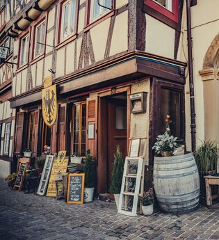 Außenansicht Fachwerkhaus Gaststätte Adler mit Gästen | © Stadt Bad Wimpfen