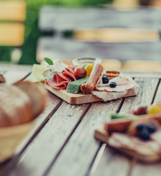 Lecker angerichtetes Vesper mit Brot auf einem Holztisch | © Touristikgemeinschaft Odenwald