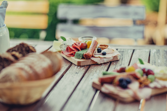 Lecker angerichtetes Vesper mit Brot auf einem Holztisch | © Touristikgemeinschaft Odenwald