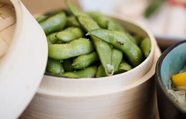 Edamame in einem Dämpfkorb | © Touristikgemeinschaft  Hohenlohe e. V. | Wald & Schlosshotel Friedrichsruhe
